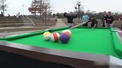 保龄球上桌了！最粗球杆台球桌上能strike吗
