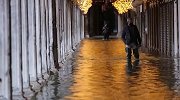 淹至膝盖！威尼斯城突遇海水侵袭 未来数日或水深齐腰