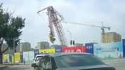 大连一工地塔吊倒塌 行车仪拍下惊险一幕 砸下时路人狂奔逃生