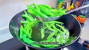 荷兰豆不要直接下锅炒，多加一个步骤，颜色翠绿口感爽脆，真好吃