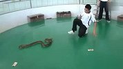 好摄之徒-20110728-泰国毒蛇表演-绝对让你捏把汗