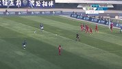 马修斯突入禁区倒三角传中 无奈进攻兵力不足被解围