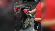 男子拍视频吐槽加油站停止加油后金额仍在增加，负责人：加油机没问题