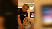 岳云鹏给中甲球员按摩？ 辽足新援竟有德云社级别福利