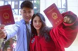 求婚得到整栋宿舍楼助攻的情侣领证：两人小学就同班
