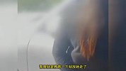 游客开奔驰偷玉米被抓现行，怕被村民扣车当场报警！村民直接无语