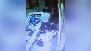 【广东】醉汉大闹酒店前台 还持椅子猛砸女服务员头部