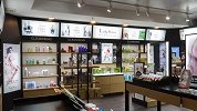 济南化妆品一条街被紧急查处后 店铺悄悄开门运走了商品