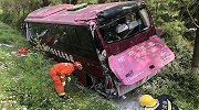 陕西一客运班车与厢式货车碰撞：客车冲出护栏翻车 有人受伤
