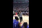 蠢萌蠢萌的！库里又对粉丝比心了 小学生俘获少女心有手段
