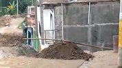 整栋房子突然下沉10秒后消失不见 村民拍下可怕瞬间