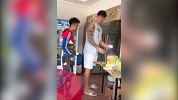 篮球-18年-没想到你是这样的铁牛！张鸿林分饭惊呆队友