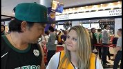 【PP体育在现场】记者采访情侣球迷 小哥：希望詹姆斯加盟绿军