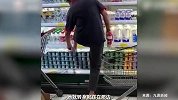 超市回应员工脱袜子光脚踩冷藏牛奶：牛奶已销毁，员工已开除