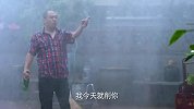 大叔发酒疯非要在雨里面削人，妻子来了都拦不住