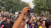詹姆斯球迷集体高呼“GOAT”迎接老詹