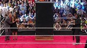 WWE-15年-RAW第1159期：摩羯大帝重返擂台怒揍罗林斯 引粉丝尖叫-花絮