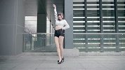 看着都冷！美女穿着清凉跳《猫步轻俏》
