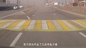 轿车忽感不对，急踩刹车，不料却看了场大热闹！