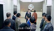 美女在公司被人围堵，小伙及时出现替她解围