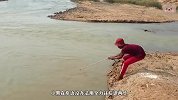 小伙听见河里有动静，果断扔下一只鸡，结果收获一条几十斤大鱼