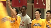篮球-13年-勇士新星巴恩斯现身魔都与球迷热络互动-新闻