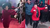 鼓队表演时大妈灵魂指挥走红 网友：被耽误的乡村喜剧人