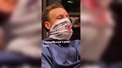 小朋友你是否有太多问号？库里再秀神操作围巾蒙脸喝红酒