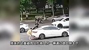 女子带娃骑滑板过马路被撞，幼童瞬间被卷车底，路人蜂拥跑来抬车