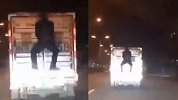 塑料同事情！因车内满载无法载人 男子让同事在车外“挂”一路