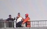 3秒！楼顶边缘轻生男子被救回 燃炸了
