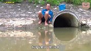 大叔在河边溜达，竟意外收获一条大鱼