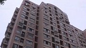 3岁男童从10楼坠下身亡 家属：物业、房东都得负责