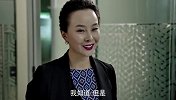 美女面对同事要求希望拿老板裆下，没想到同事却仍不让步