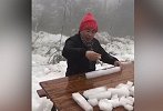 爆笑！老汉冰天雪地跟雪人玩起冰块麻将 你大爷还是你大爷啊