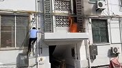江苏一居民楼电箱突然着火  90后辅警徒手爬墙灭火