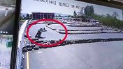 女子开卡丁车连人带车后空翻摔骨折 视频拍下吓人一幕