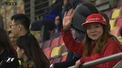 F1-17赛季-上海F1二练因大雨受阻 观众扮黑武士自娱自乐-新闻