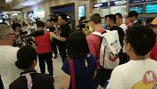 CBA-1718赛季-寂寞大神抵达上海手捧鲜花 球迷热情接机-新闻