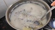 揭秘鲫鱼汤奶白鲜甜秘诀！无刺熬煮营养足，滋补暖胃全家爱