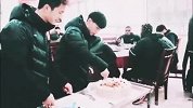 武汉卓尔两将庆祝生日 全队为寿星温馨唱生日歌