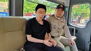 广西青年涉杀害父母外逃 中学时被家暴踹破宿舍门