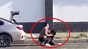疑被提分手！西安男子当街对女子施暴欲塞后备厢 警方受理