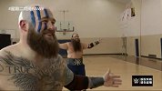 RAW第1407期：原来放水了！维京战士大秀球技惊呆街头小子