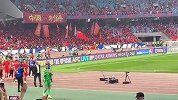 国足球员赛后谢场 球迷们高喊：国足加油 继续战斗！