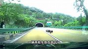 继隧道口有人推车撞车后，又曝有人隧道口砸车，玻璃碎裂后被追尾