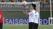 亚洲杯-15年-国足训练孙可大秀球技 杂耍盘带引郜林膜拜-新闻