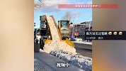内蒙古的雪到底有多大？“传送带铲雪车”疯狂吞雪秒转运