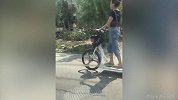 秀出新境界！美女电动车上健身  何必多此一举？