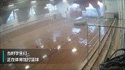 美国风暴撕碎体育馆墙壁 现场仿若灾难大片